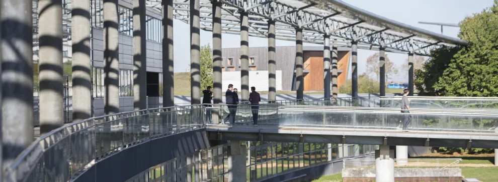 Passerelle et bâtiments de campus, référence visuelle de Saint-Roch.