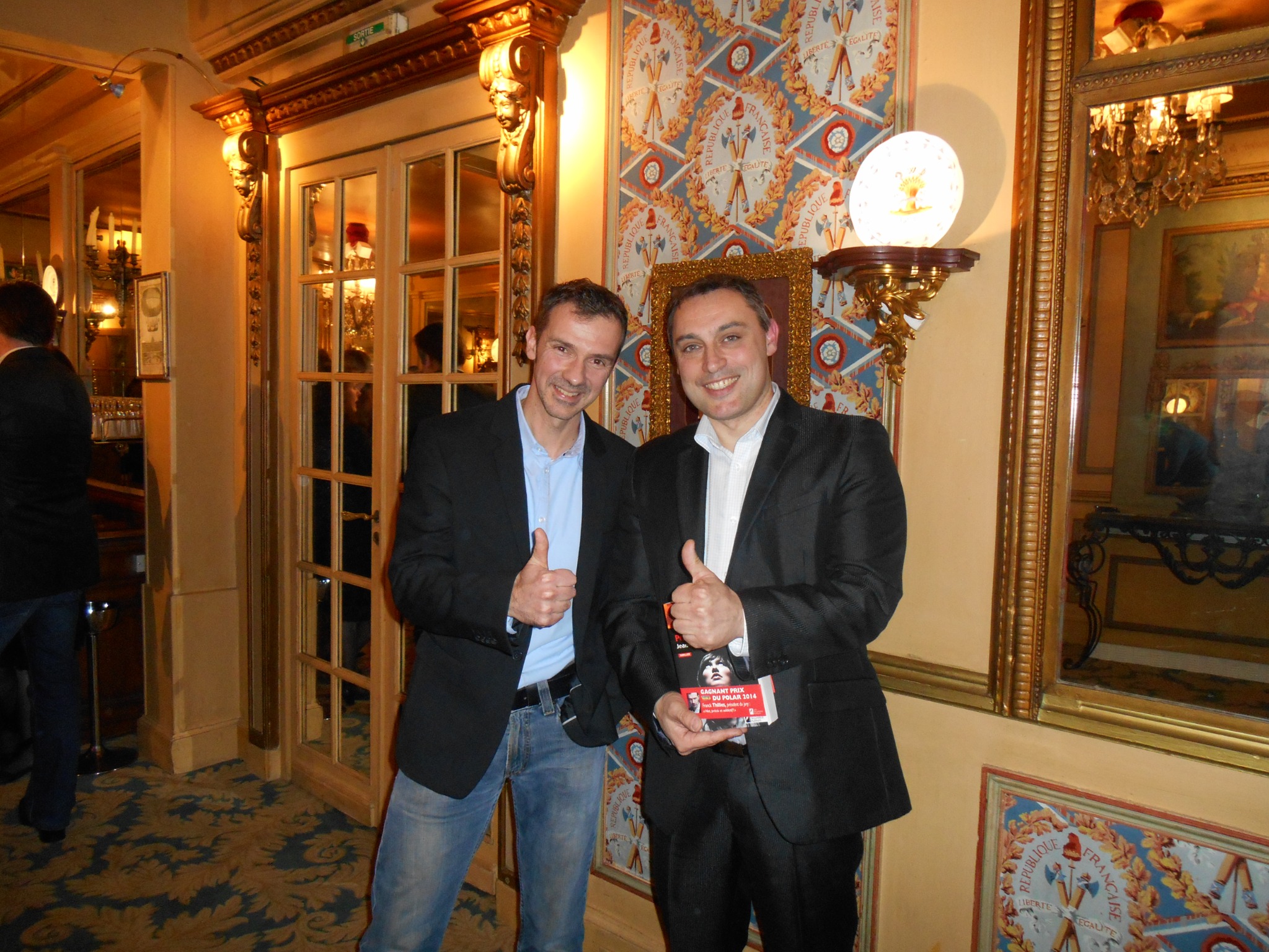 Jean-François Delage avec Franck Thilliez, le roman Peur de l’Ombre en main, lors de la remise du prix.